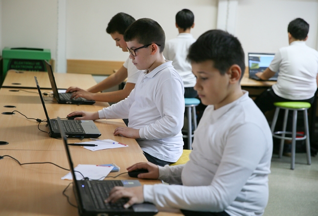 Bilgisayar oyunuyla dersi harmanladılar